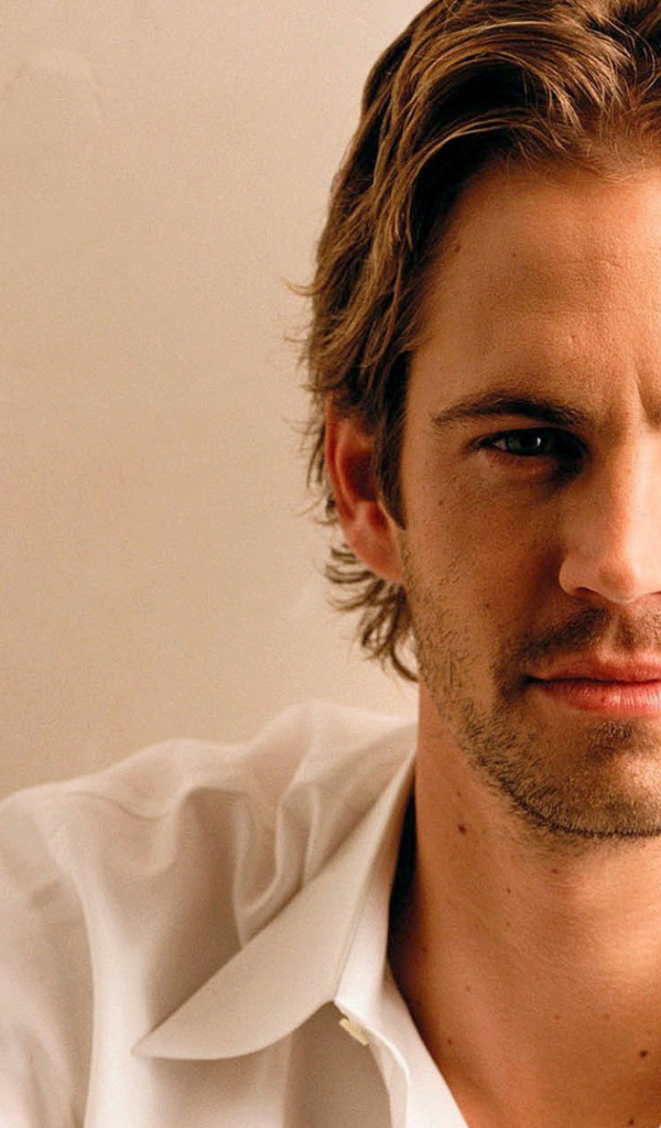  Известный актер Пол Уокер на белом фоне