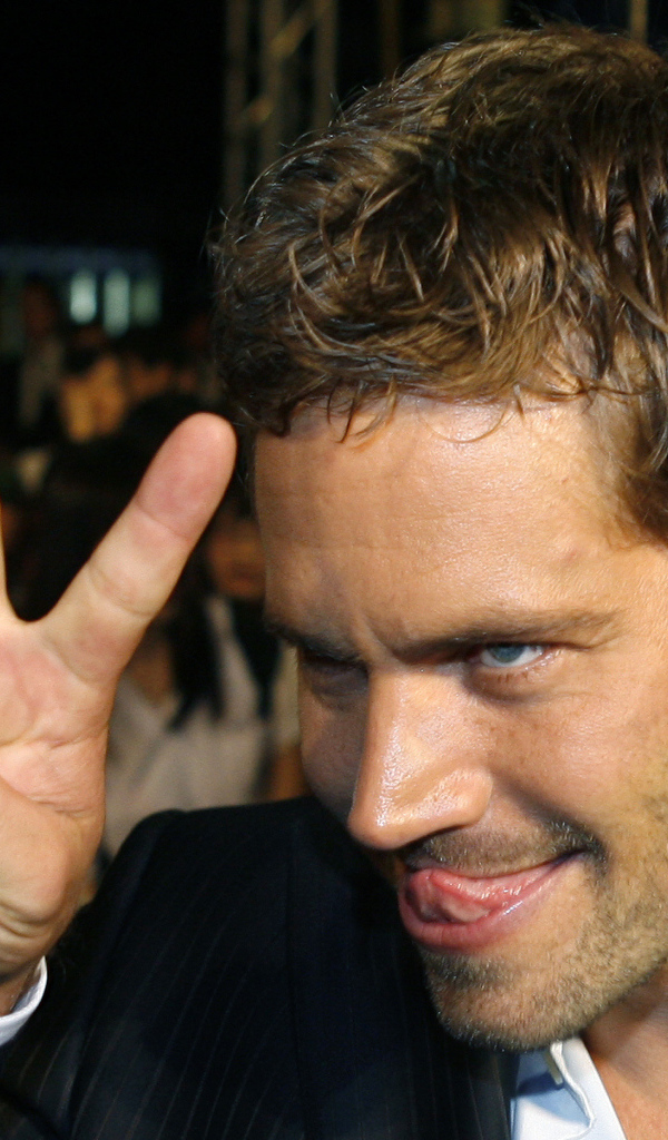 Известный актер Пол Уокер со знаком мира