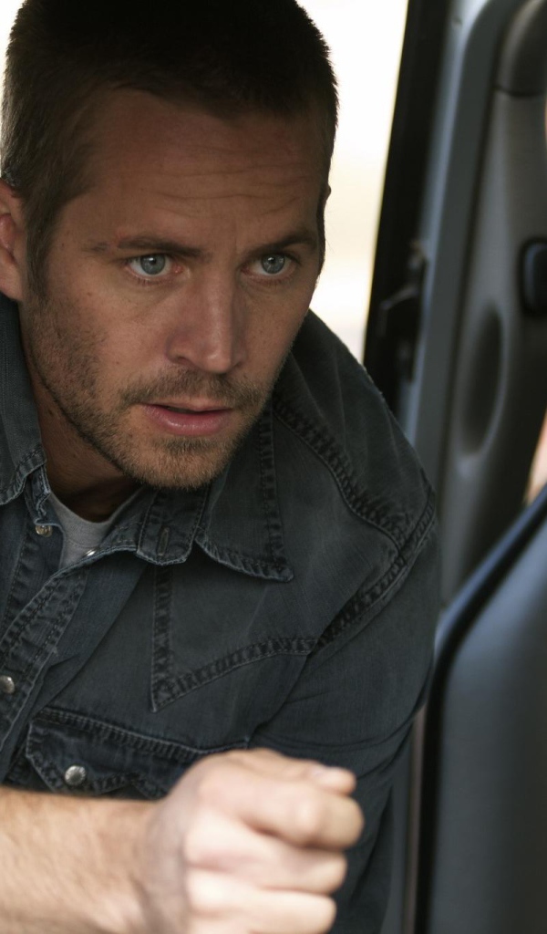  Известный Актер Пол Уокер разговаривает с девушкой