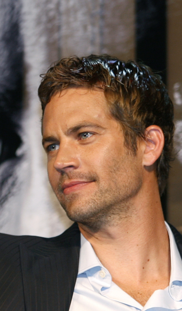 Известный Актер Пол Уокер в костюме