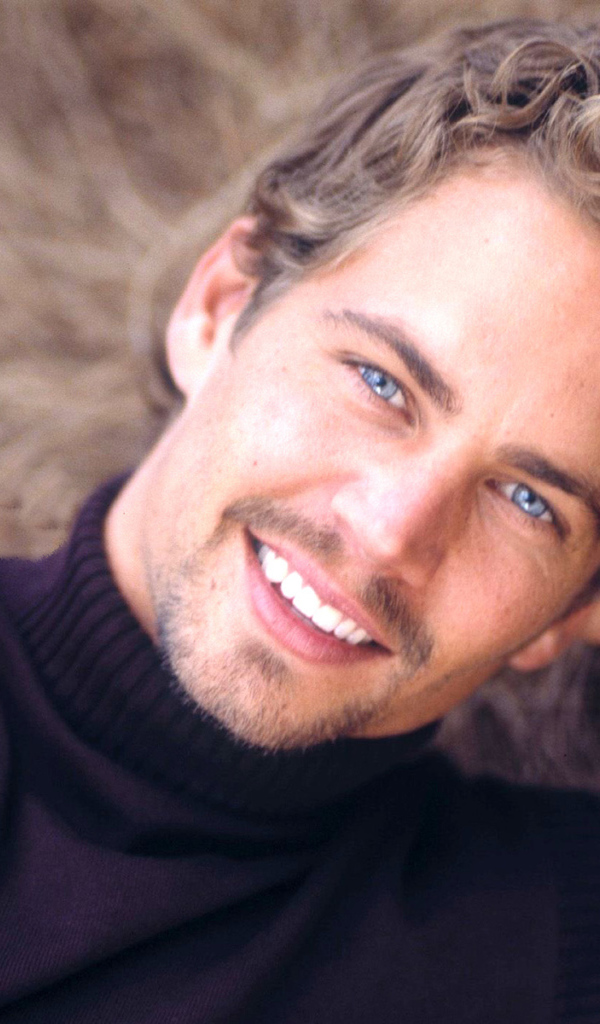 Известный актер из фильма Форсаж Пол Уокер позирует для камеры