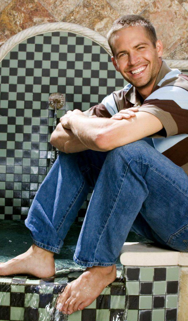 Известный актер из фильма Форсаж Пол Уокер рядом с бассейном