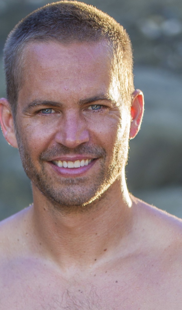 Известный актер из фильма Форсаж Пол Уокер около водопада