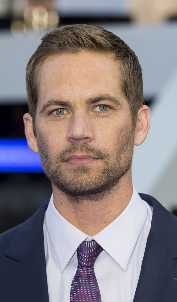 Пол Уокер в синем костюме