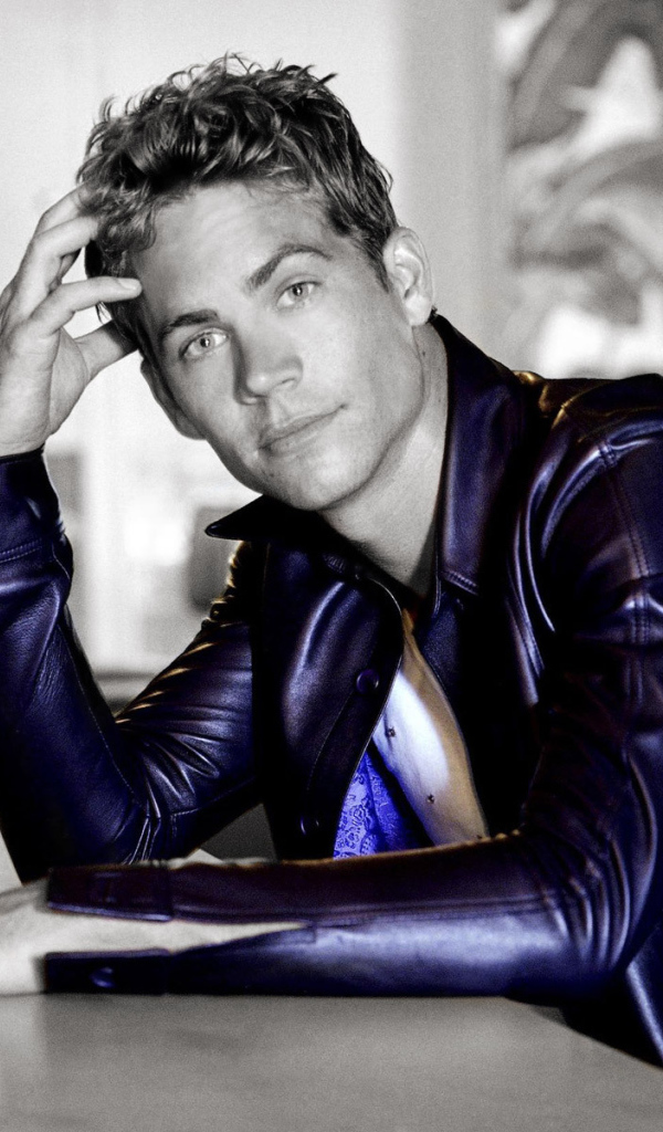 Пол Уокер в фиолетовой куртке