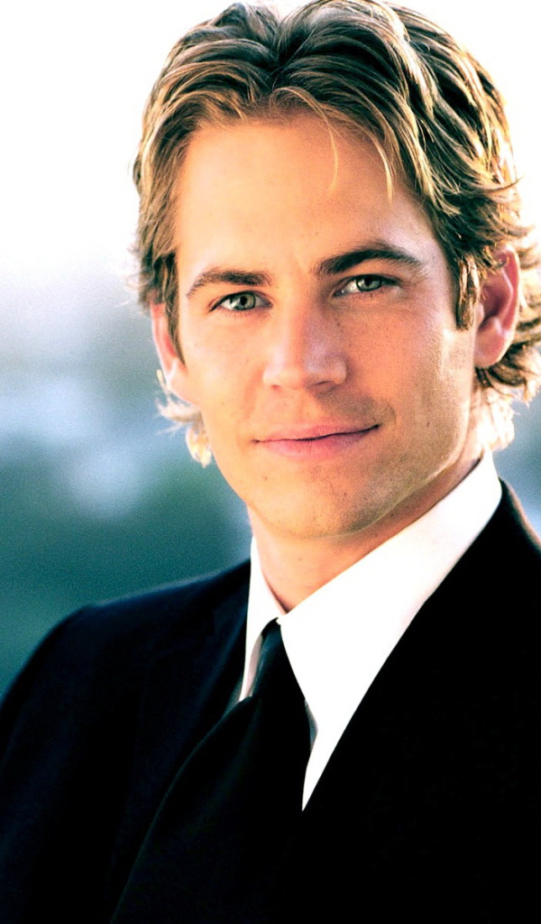 Пол Уокер в черном костюме