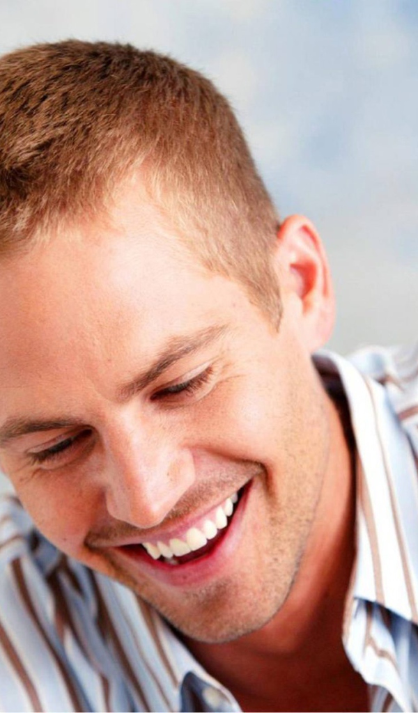  Пол Уокер с красивой улыбкой