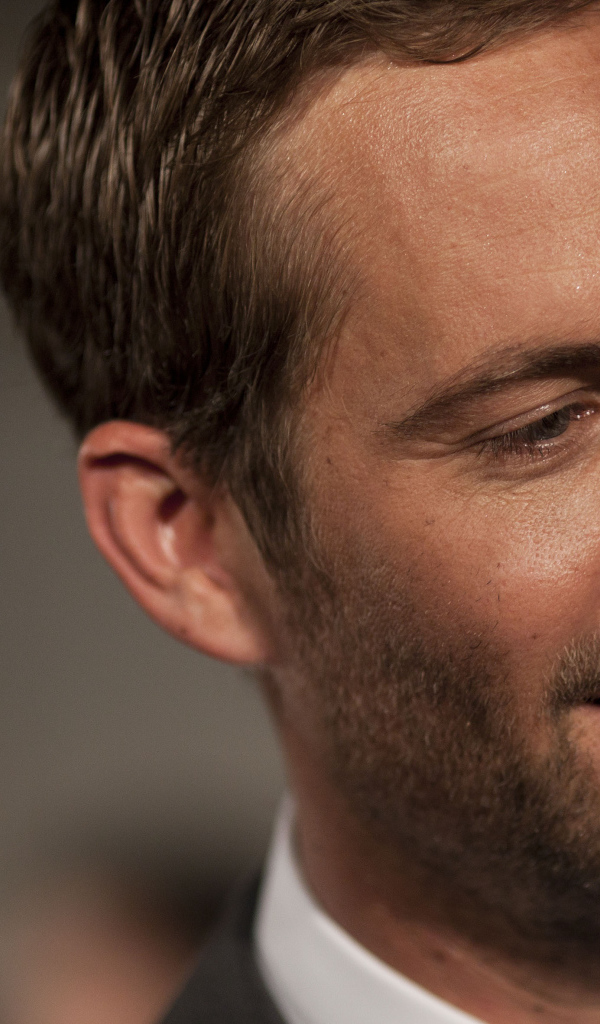 Пол Уокер поет песню