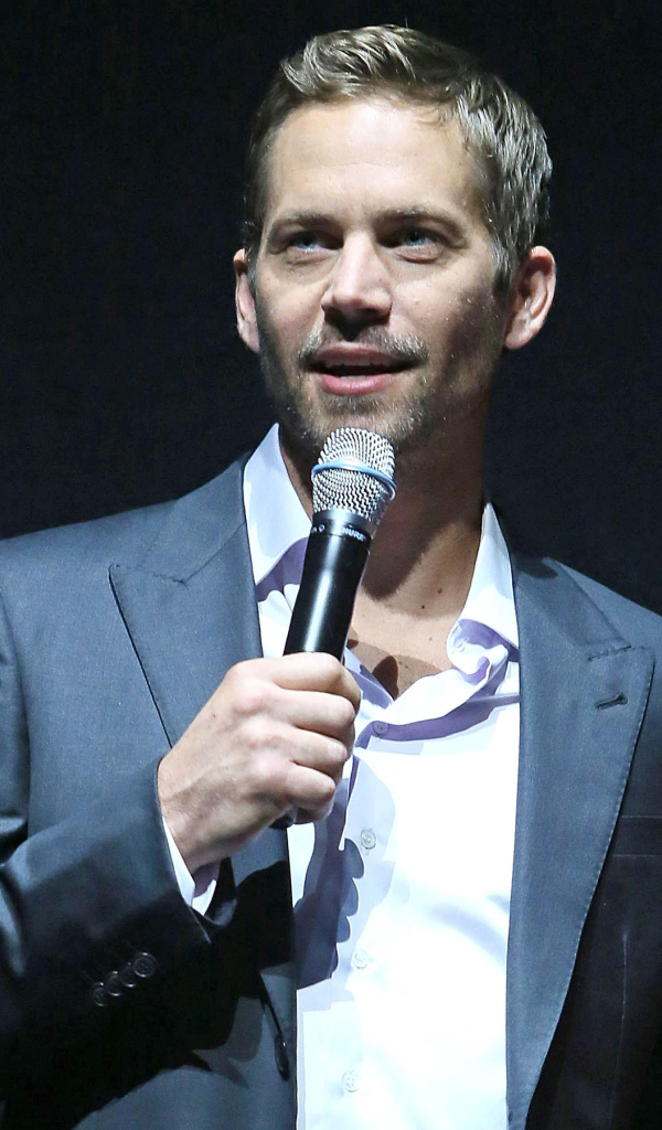 Пол Уокер говорит в микрофон