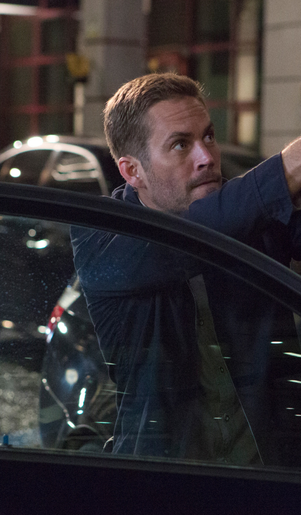 Пол Уокер с пистолетом