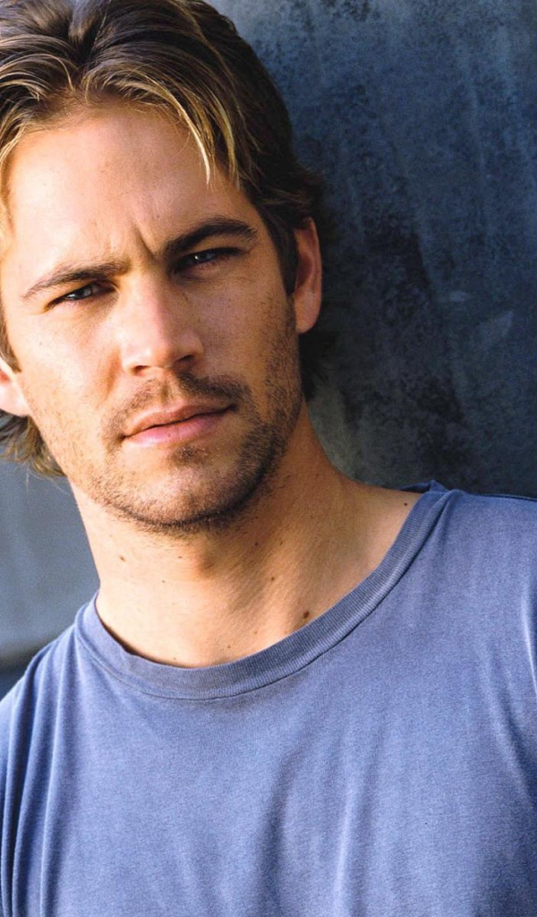 Знаменитый актер Пол Уокер в синей футболке