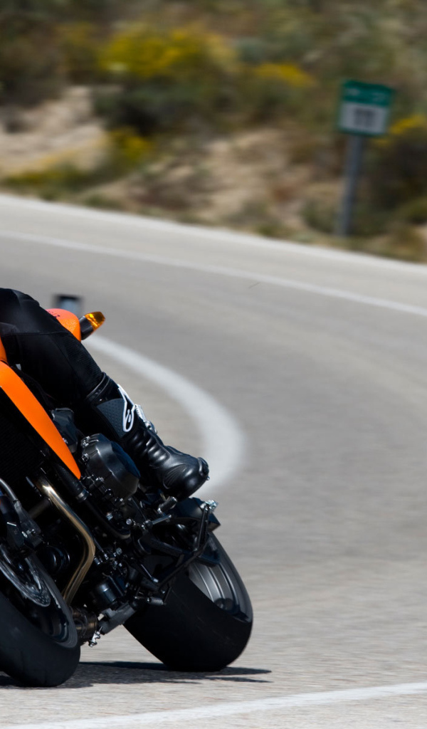 Мотоцикл Z750 на шоссе