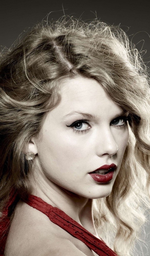 Актриса Тейлор Свифт с кудрями