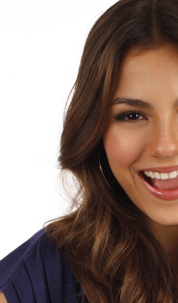 Актриса Виктория смеется