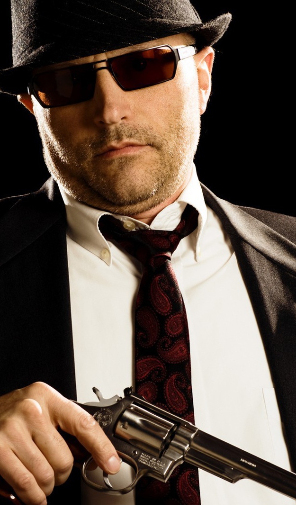 Гангстер с револьвером