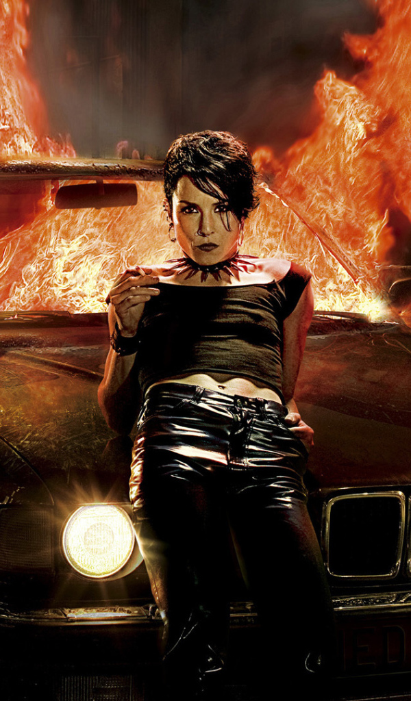 Девушка у горящей машины