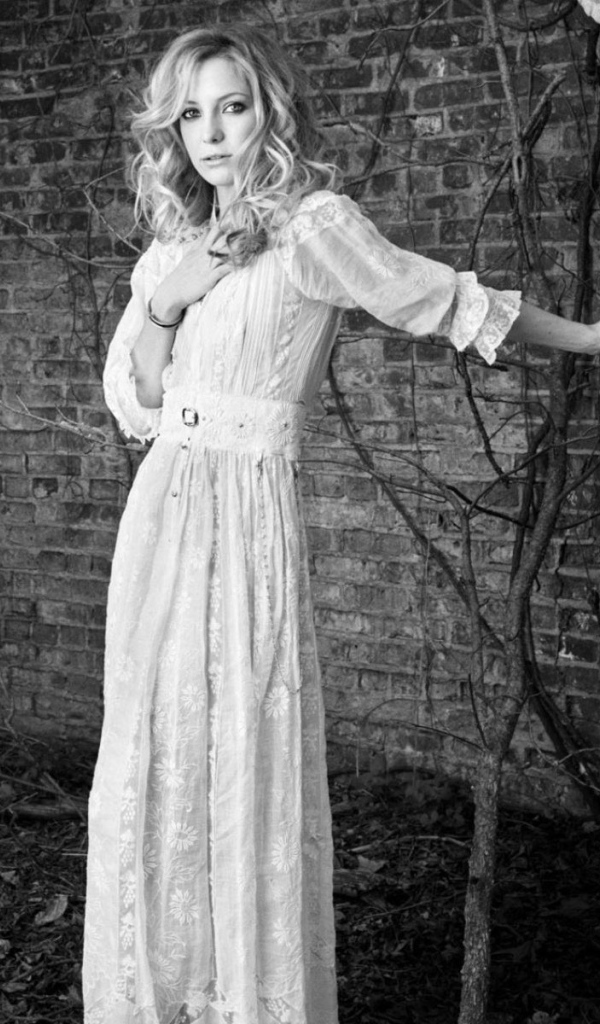 Актриса в белом платье