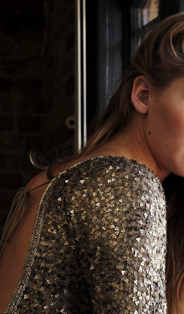 Дженифер у окна