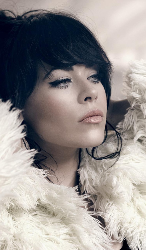 Alex Hepburn в белой шубке