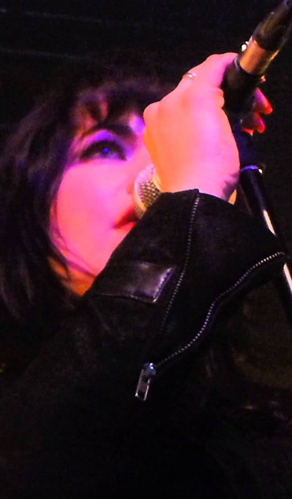 Alex Hepburn на сцене