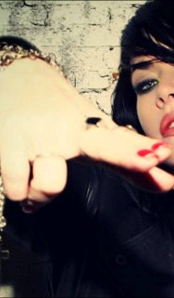 Alex Hepburn на фоне стены