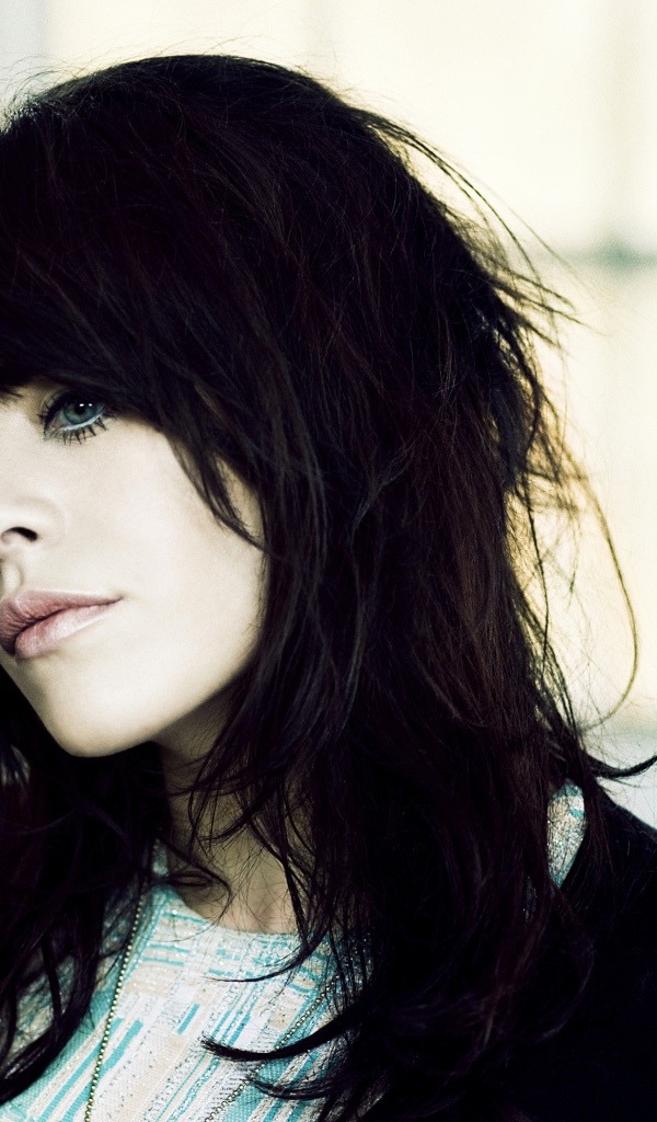 Alex Hepburn задумчивая