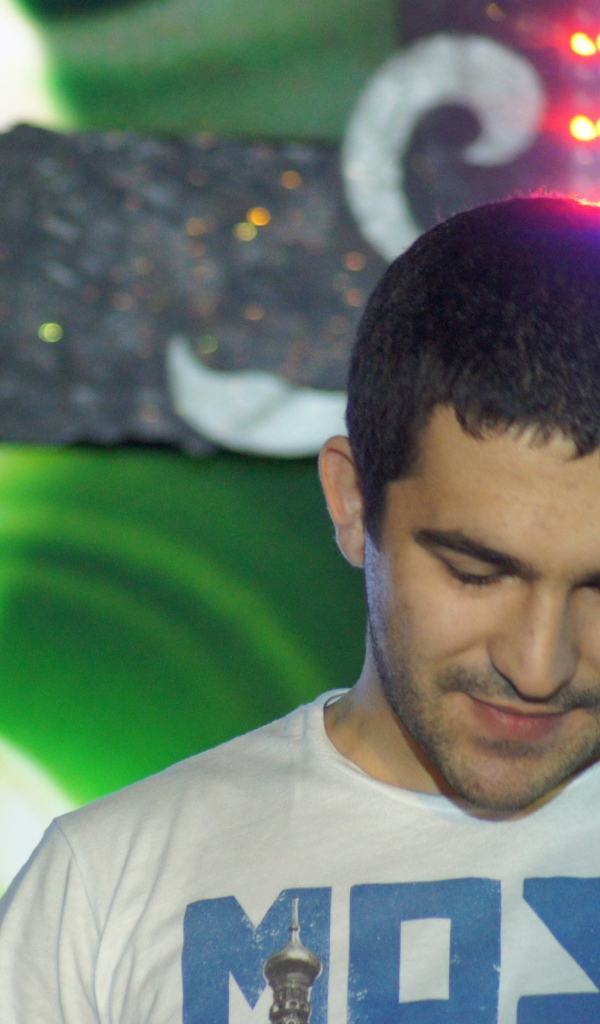 Bahh Tee исполняют песню Крылья