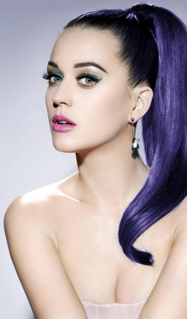 Красивая певица Кэти Перри на светлом фоне