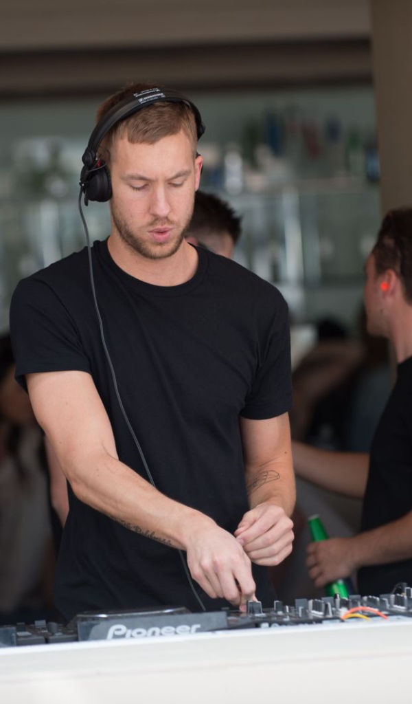Calvin Harris в наушниках