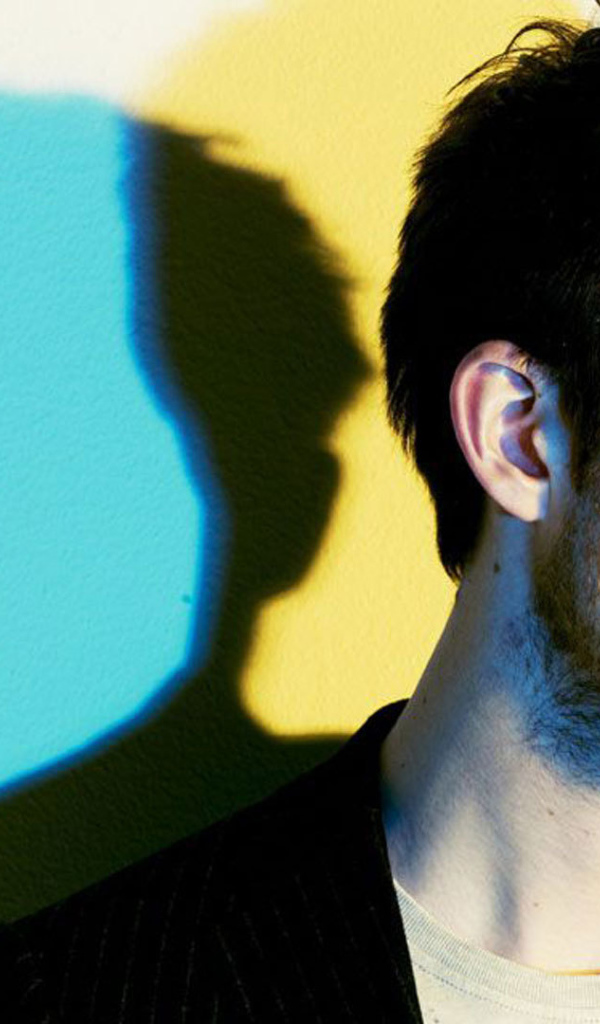 Calvin Harris на фоне цветных теней