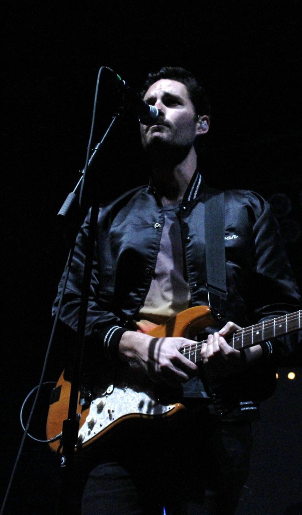 Фронтмен Capital Cities поет