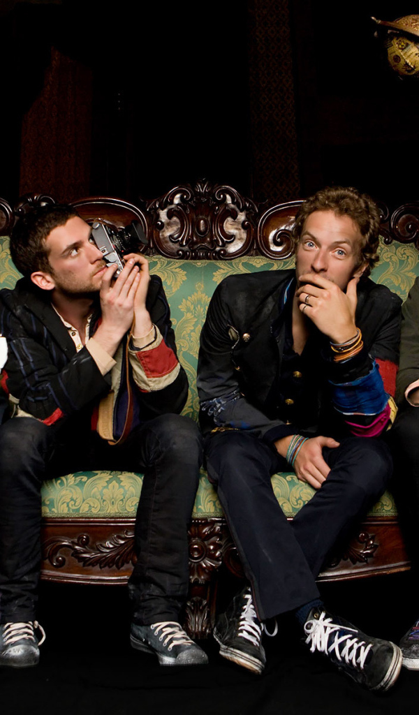 Coldplay сидит на диване