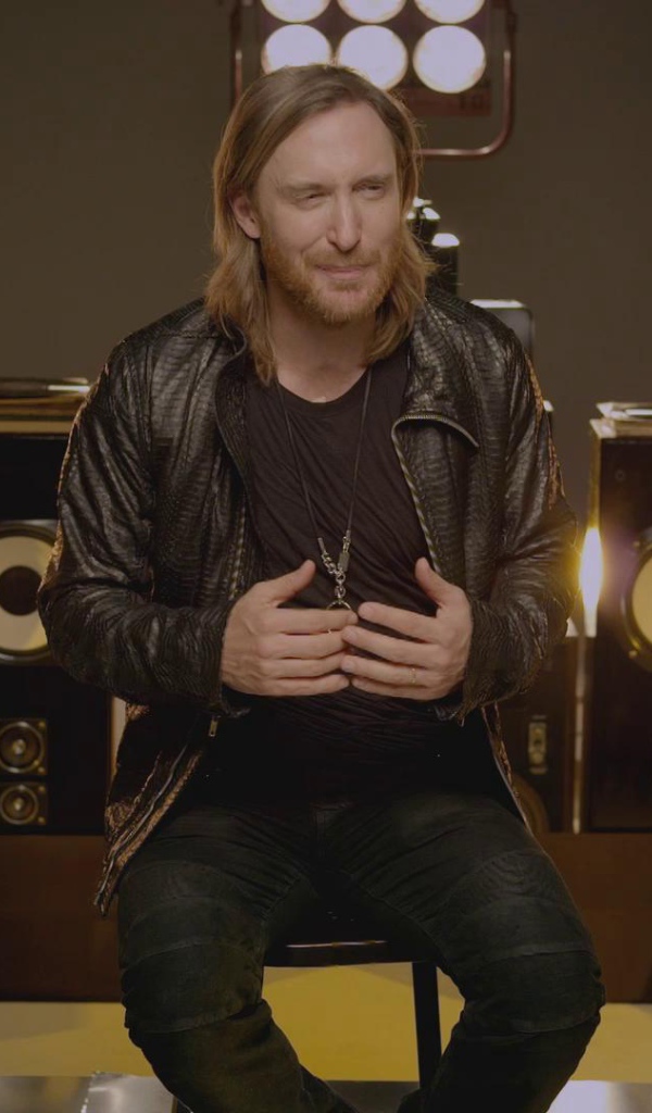 David Guetta около аппаратуры