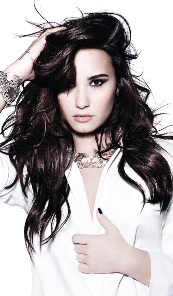 Demi Lovato на белом фоне