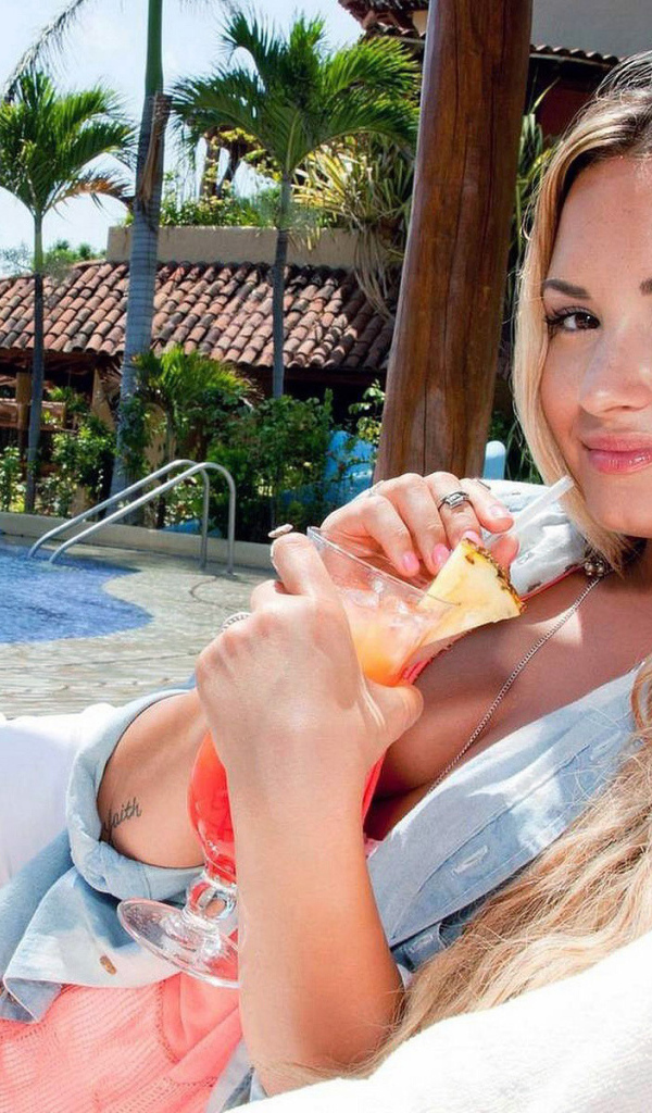 Demi Lovato на пляже