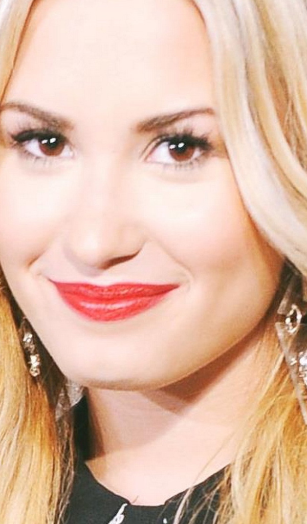 Demi Lovato улыбается