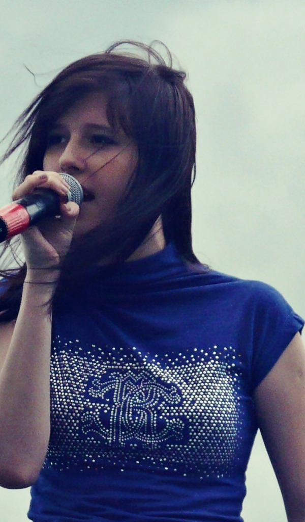 Эльвира Т поет на концерте
