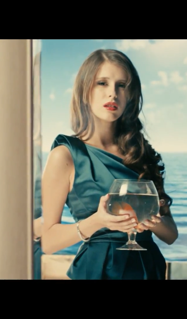 Эльвира Т поет в клипе