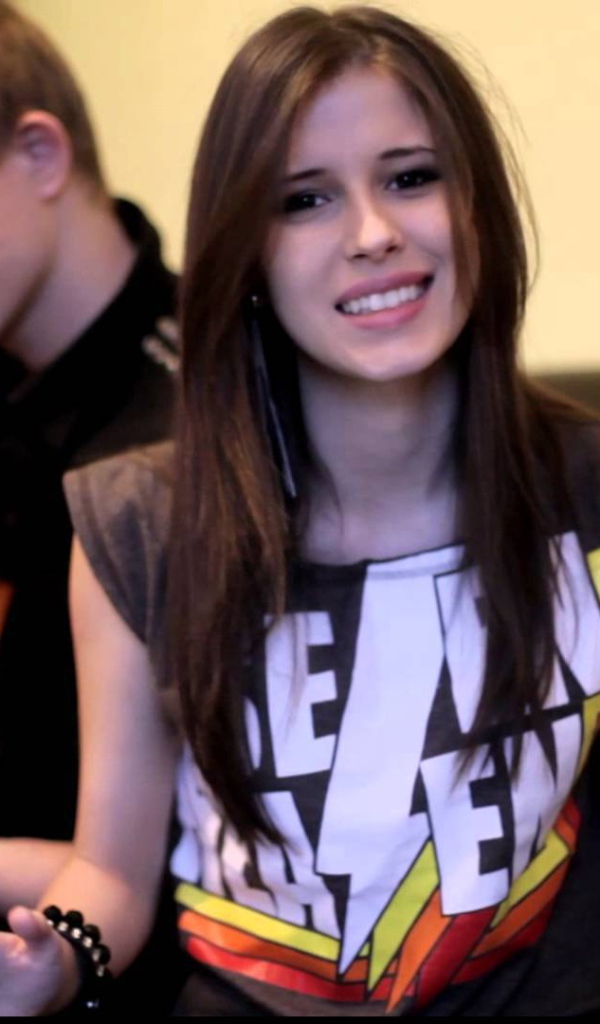 Эльвира Т поет под гитару