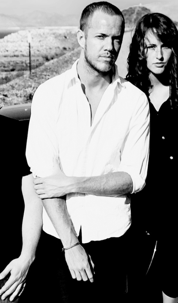 себе дракона: вся группа в пустыне