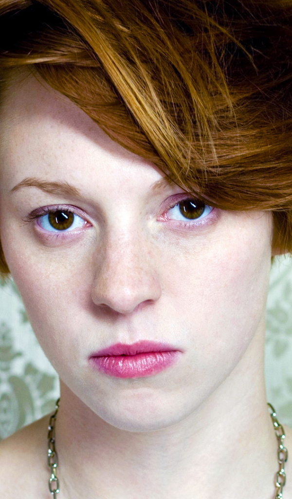 La Roux в зеленом фоне