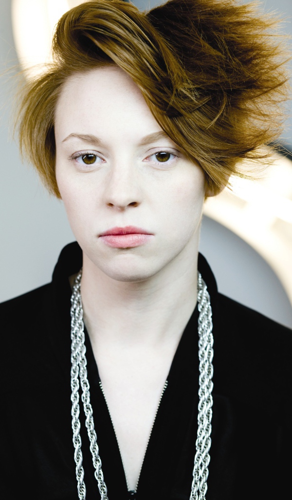 La Roux в серебряной цепочке