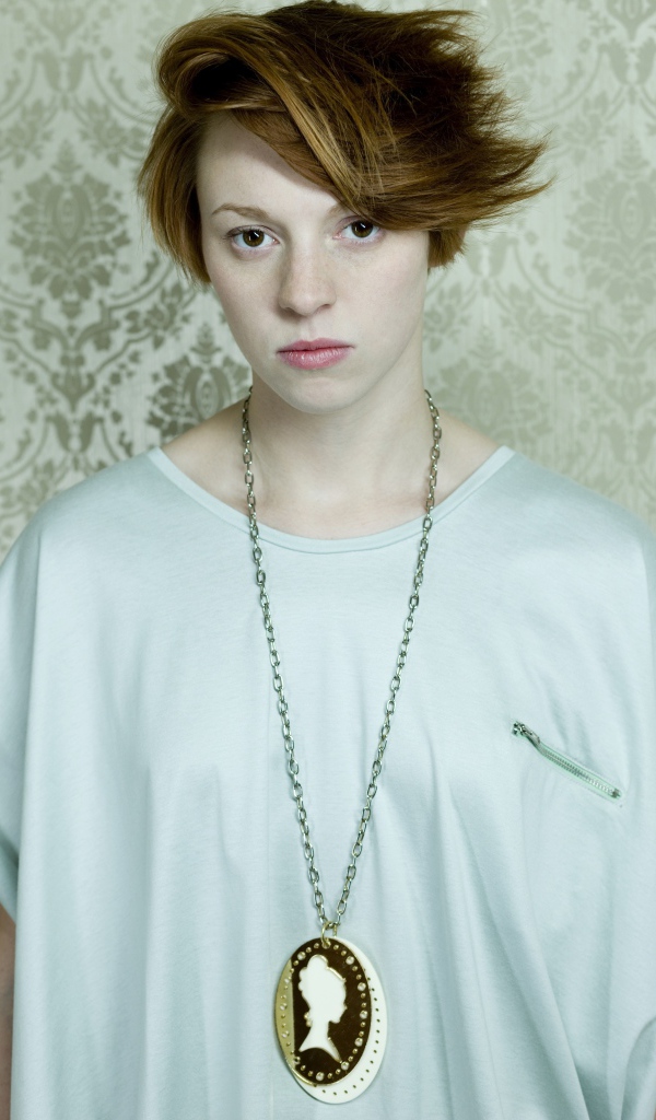 La Roux в белой футболке