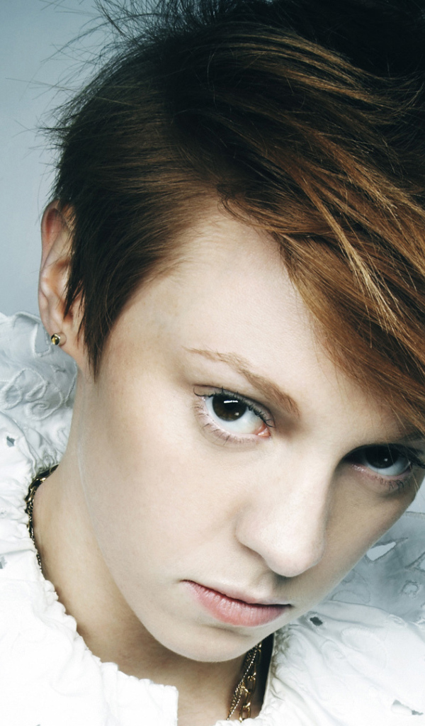 La Roux в белой рубашке