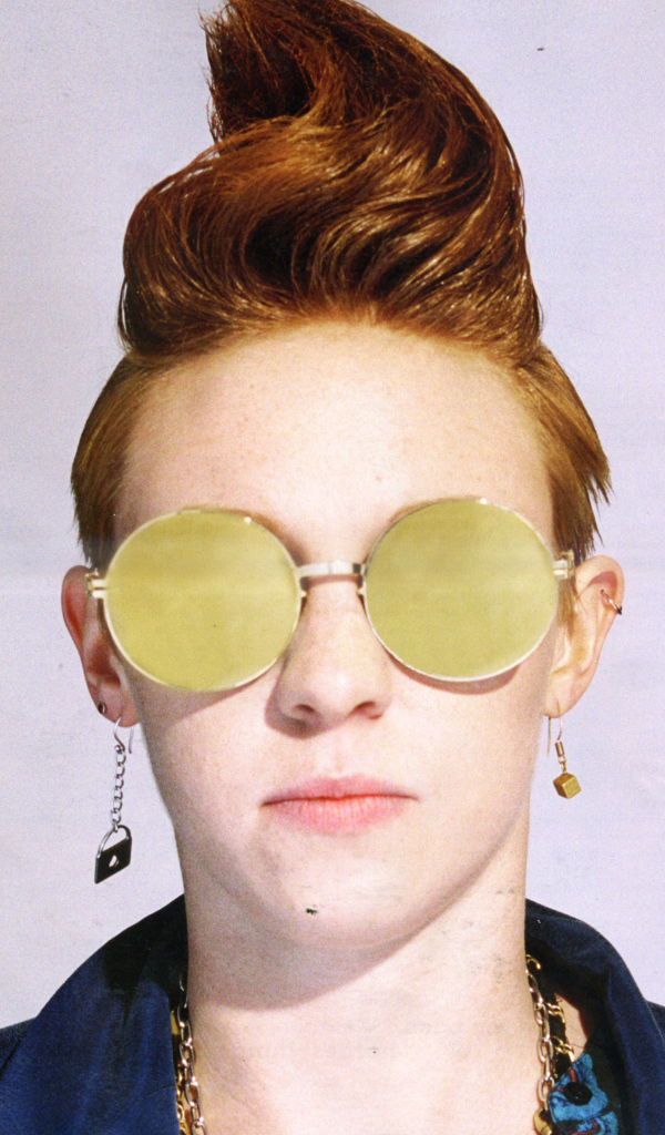 La Roux в желтых очках