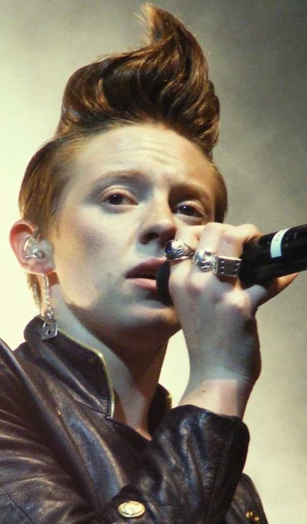 La Roux поет свои песни