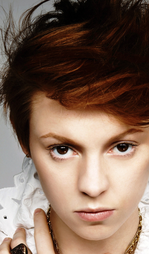 La Roux сердитый взгляд
