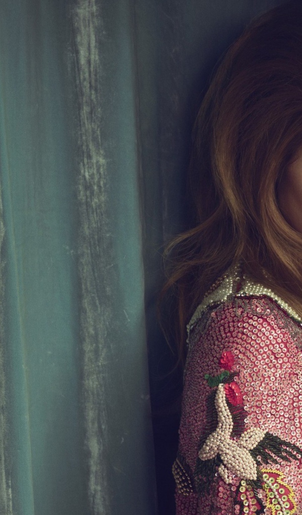 Lana Del Rey в розовом свитере