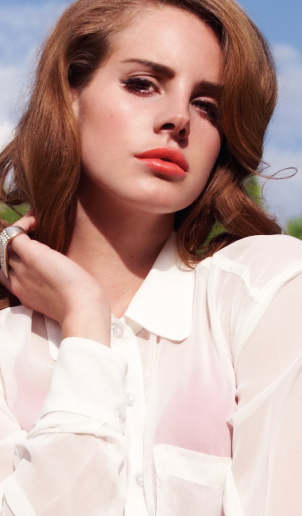 Lana Del Rey в прекрасном парке