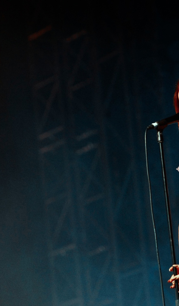 Lana Del Rey поет новую песню